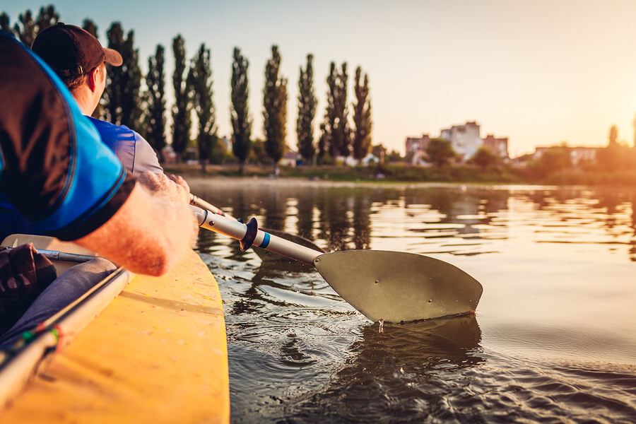 Personas haciendo deporte en ríos en un kayak.