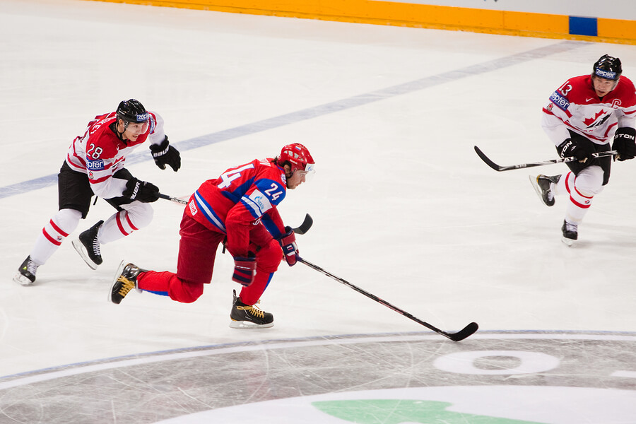 El hockey sobre hielo es uno de los deportes de invierno más reconocidos en todo el mundo.
