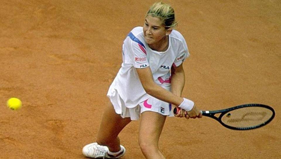 Monica Seles fue apuñalada en la espalda durante un partido.
