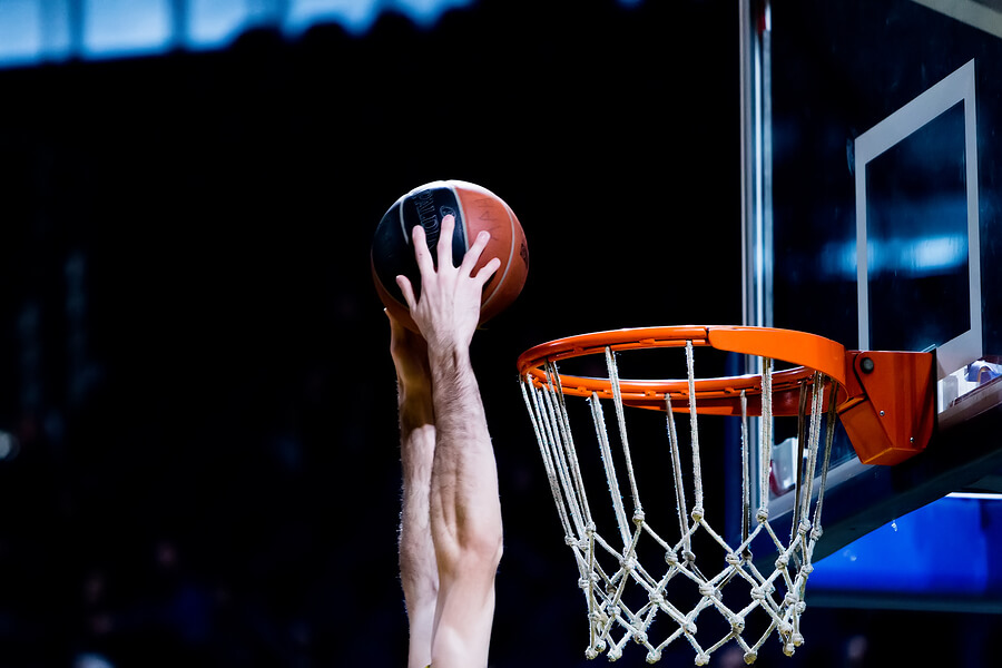 Баскетбол мяч в корзине. Мяч в сетке баскетбол. Рука баскетболиста мяч в корзине в кольце. Баскетбольный мяч пройдя сквозь.