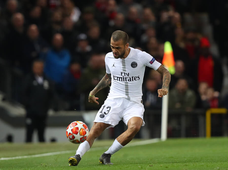 Dani Alves jugando para el PSG.