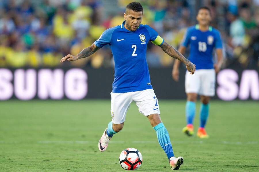 Dani Alves disputando un encuentro como capitán de la selección de Brasil.