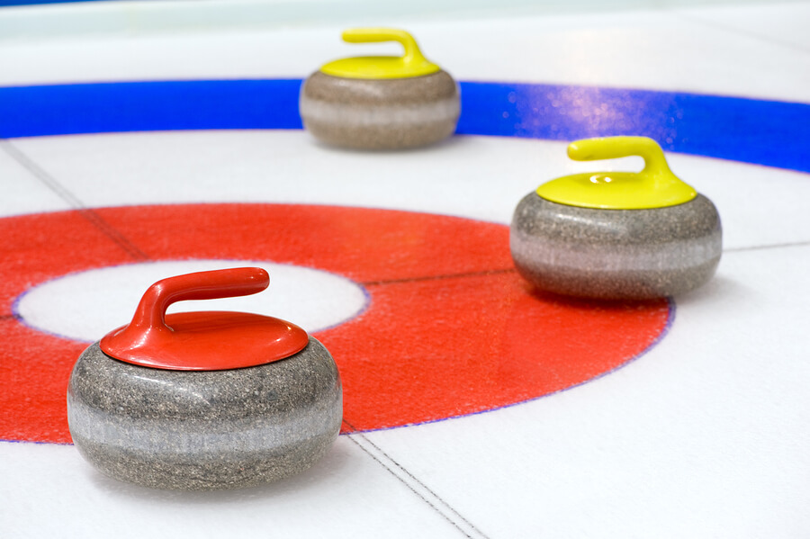 Piedras de curling sobre el house.