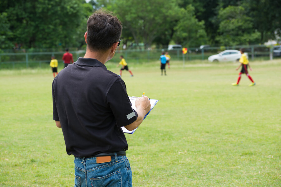 Entrenador con un máster en fútbol dirige un entrenamiento.