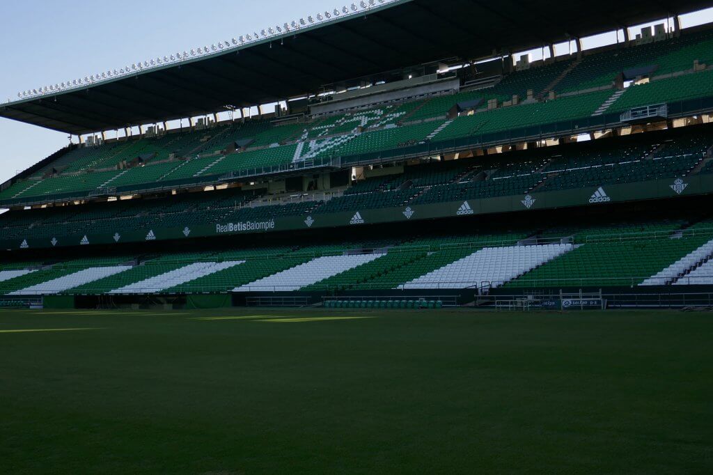La cancha del Real Betis tiene el nombre de Benito Villamarín.