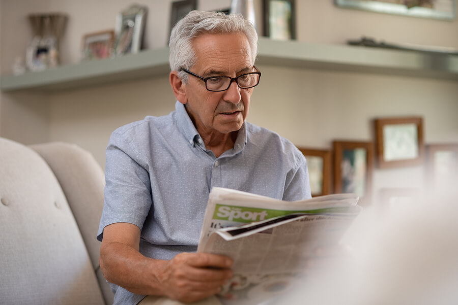 Hombre en su casa leyendo L'Équipe.