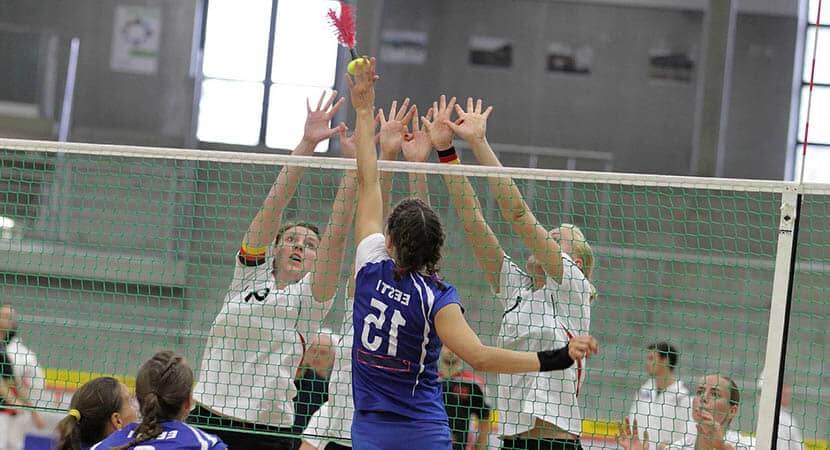 Mujeres jugando indiaca, uno de los deportes alternativos provenientes de Brasil.
