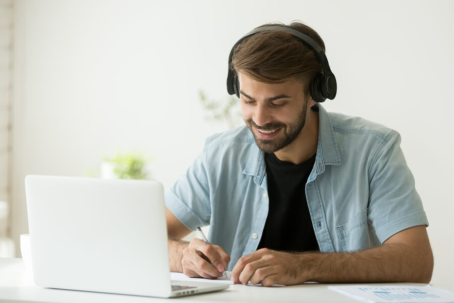 Joven escuchando música y estudiando un máster en fútbol.