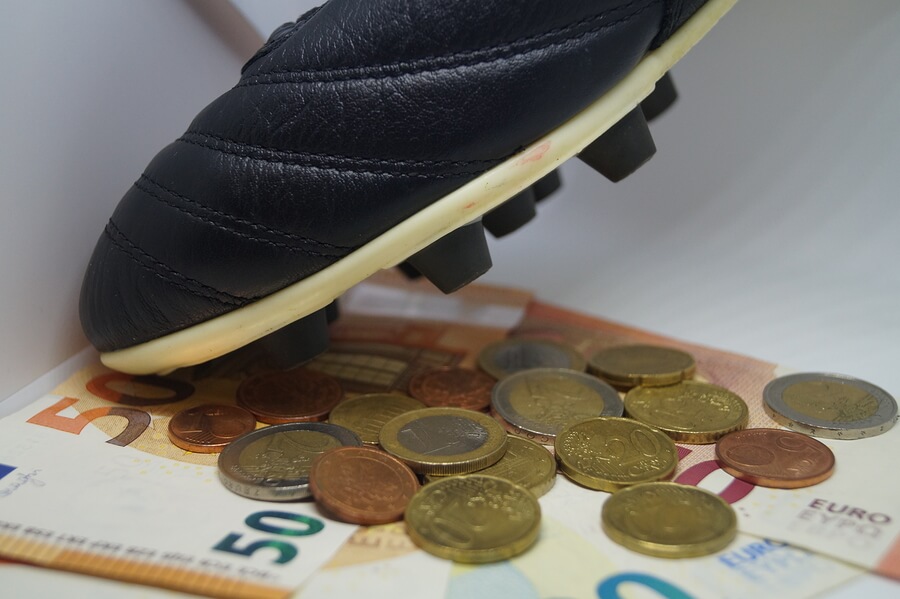 Principio de legalidad en el fútbol: dinero pisado con botines.