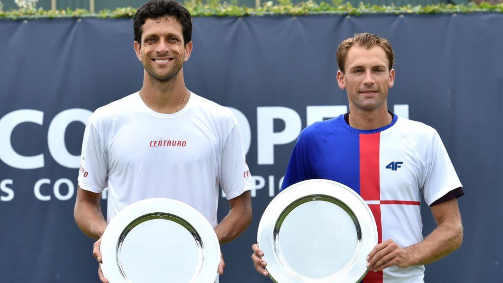 Marcelo Melo y Kubot alzan un trofeo de campeones.