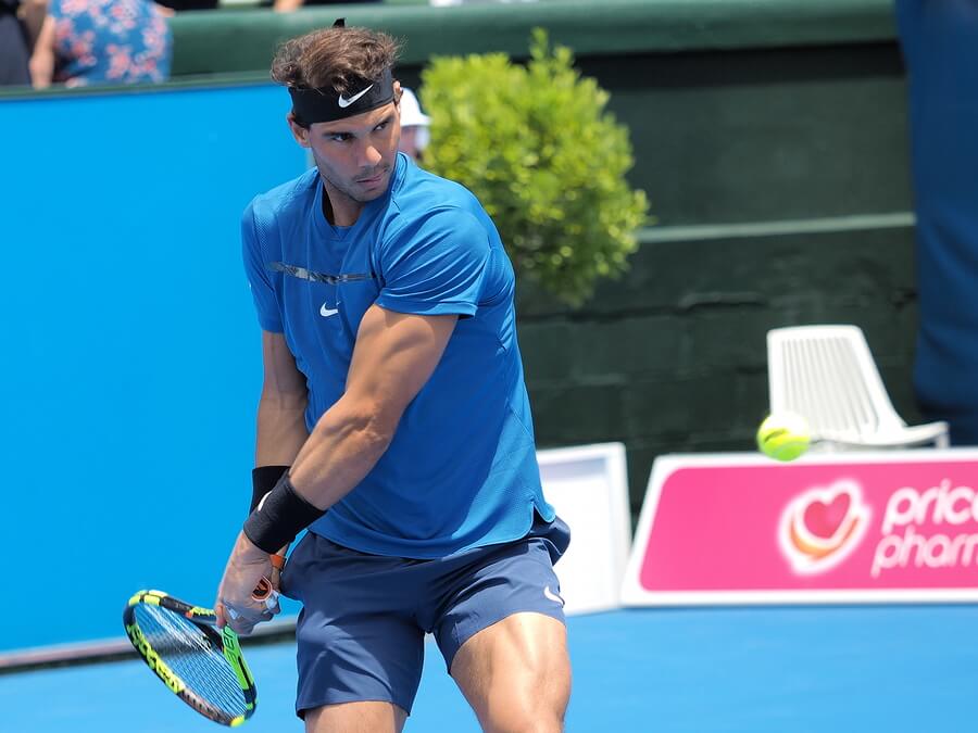 Rafael Nadal, uno de los mejores deportistas españoles de la historia, ejecuta un golpe de reves.