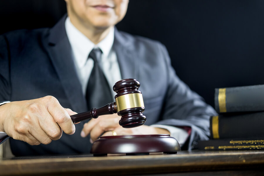 Juez dicta una sentencia en una causa.