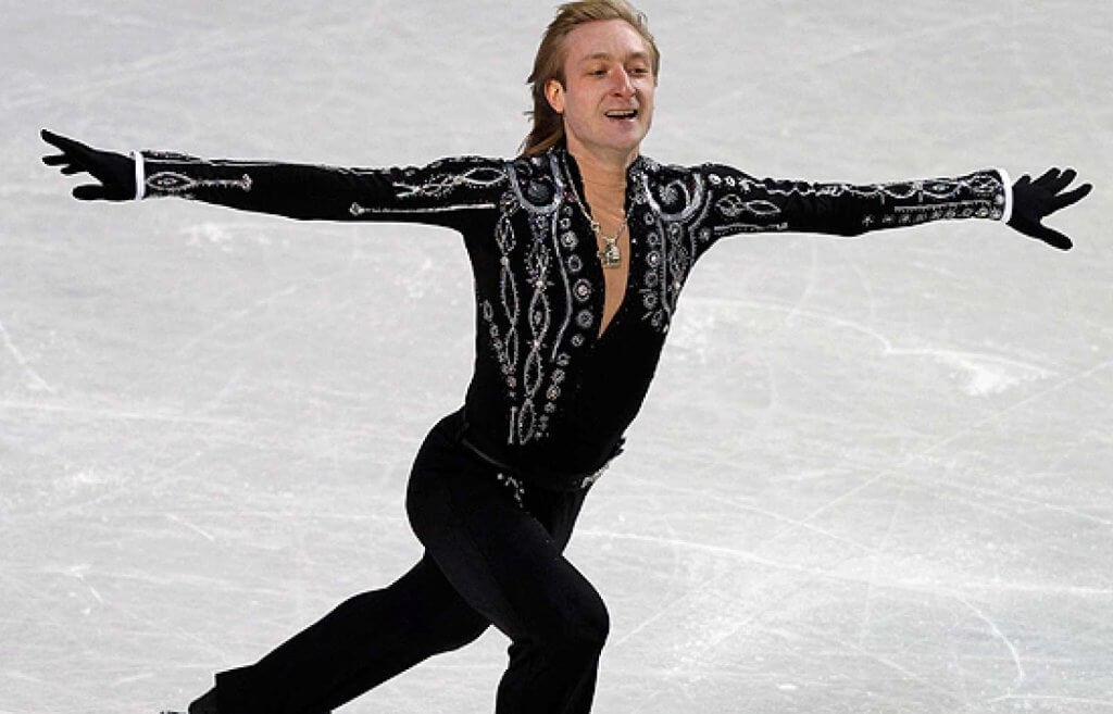 Yevgueni Plushenko, uno de los mejores deportistas rusos, compite en patinaje sobre hielo.