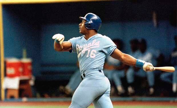 Bo Jackson es considerado de los mejores deportistas de Estados Unidos en béisbol y en fútbol americano.