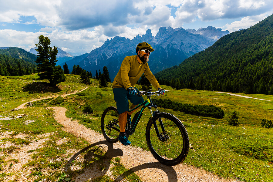 Hombre practicando ciclismo de montaña.