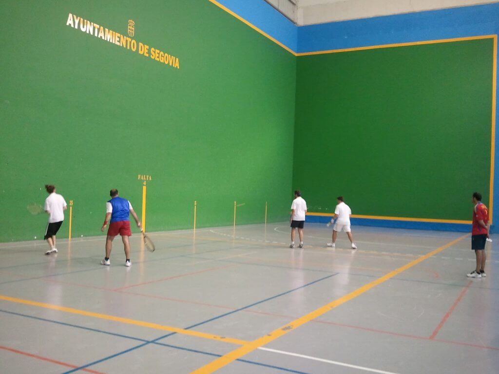 Hombres practicando pelota vasca en frontón de 36 metros.