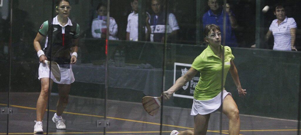 Mujeres jugando pelota paleta.