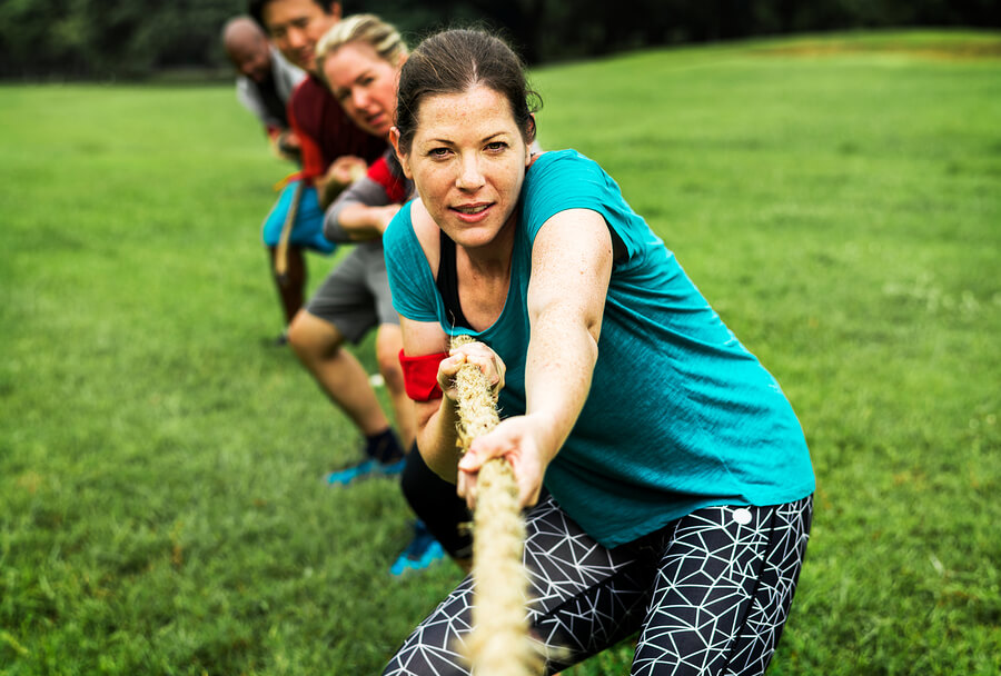 Personas tirando de una soga en una competencia.
