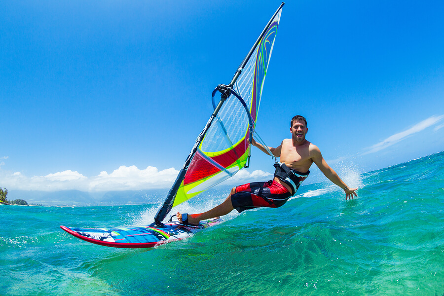 Hombre haciendo windsurf en el mar.
