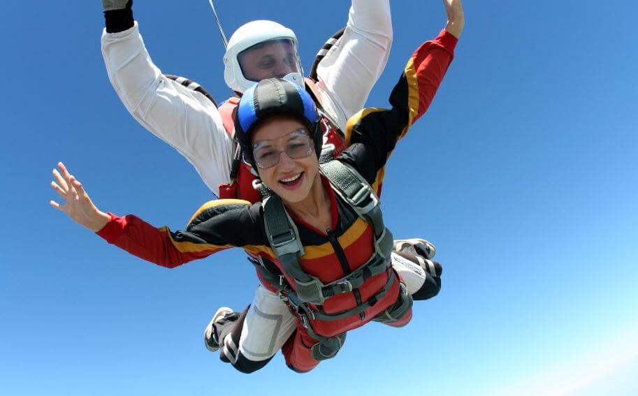 El paracaidismo es uno de los deportes aéreos más practicados.