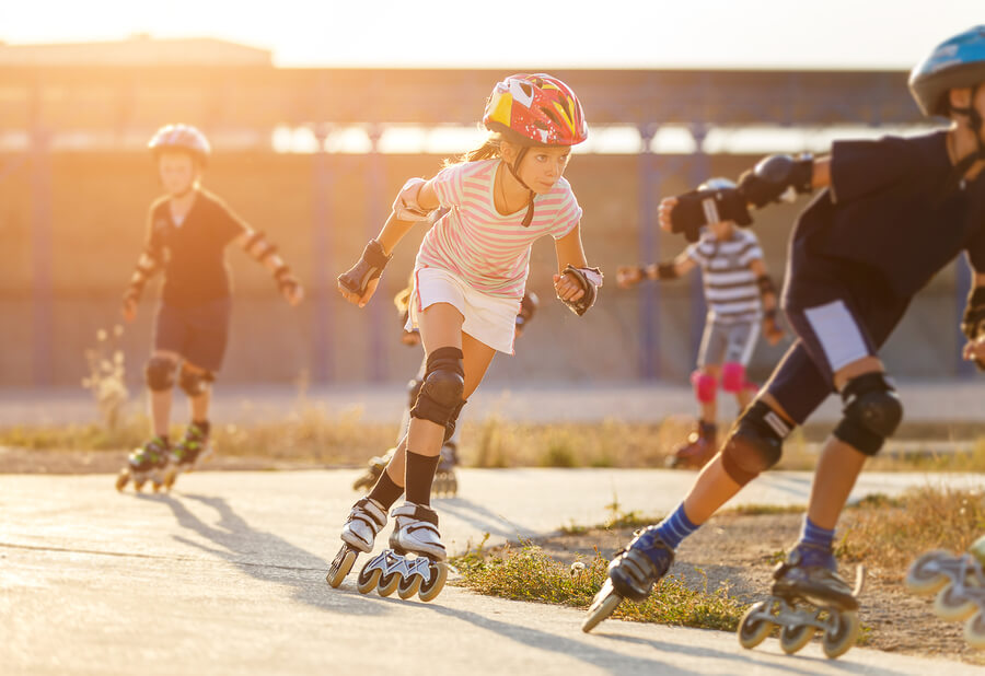 Chicos practicando carreras sobre patines.