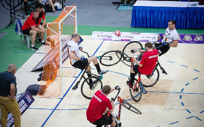 Equipos de ciclobol, una de las competencias de ciclismo menos conocidas.