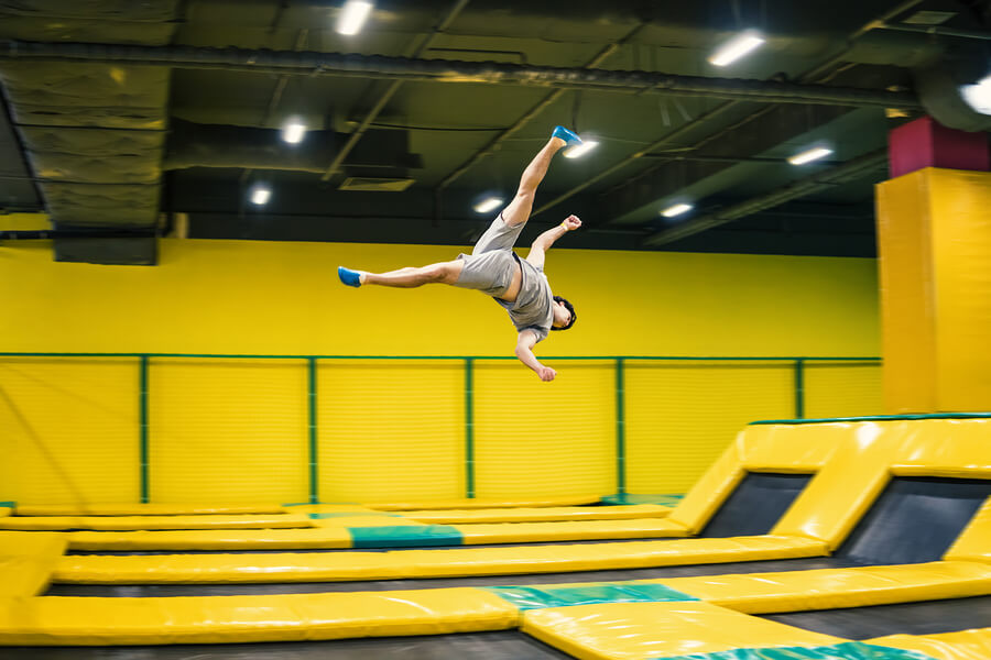 Los deportes acrobáticos incluyen la gimnasia en trampolín como una disciplina.
