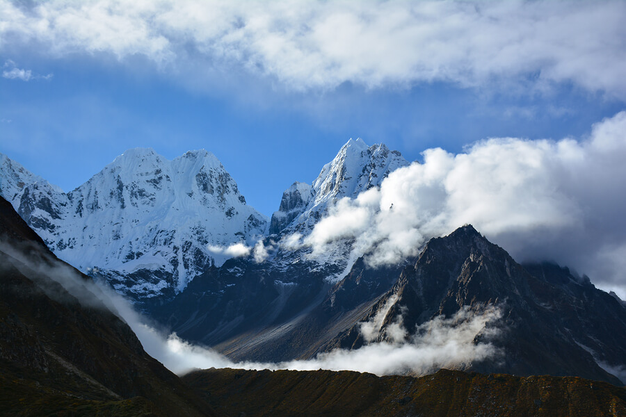 Vista lejana de la montaña Kangchenjunga.