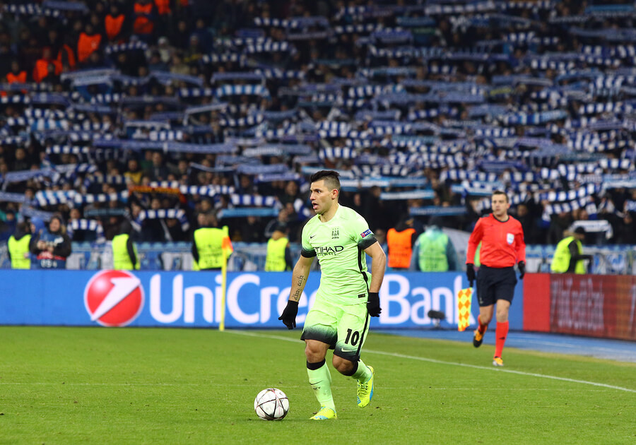 Kun Aguero jugando para Manchester City.