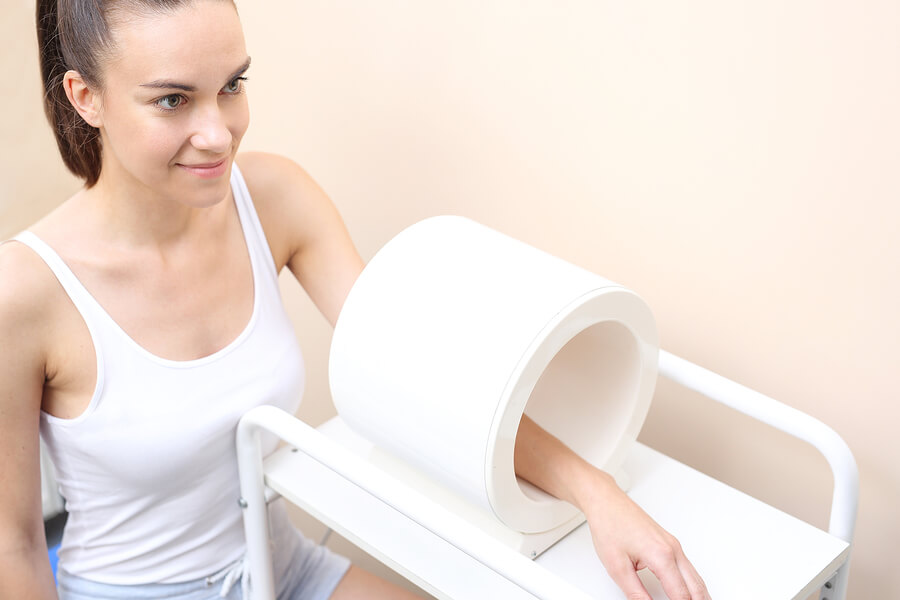 Chica con magnetoterapia en el brazo.