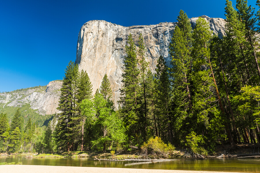 El Capitán, en Estados Unidos, es otra de las montañas más difíciles de escalar del mundo.