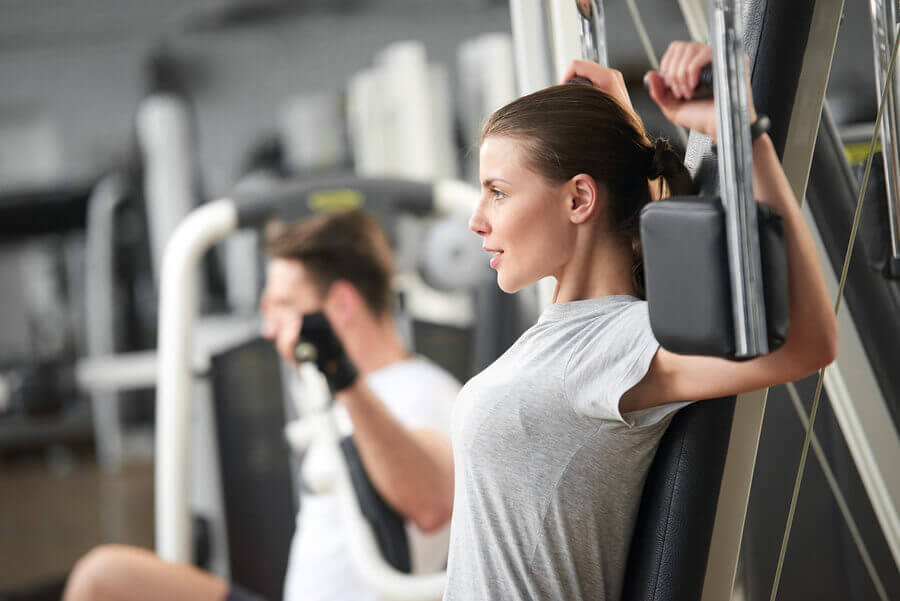 Mujer hace entrenamiento de fuerza para prevenir la osteoporosis.