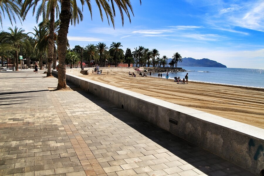 Murcia posee playas hermosas donde hacer deporte.