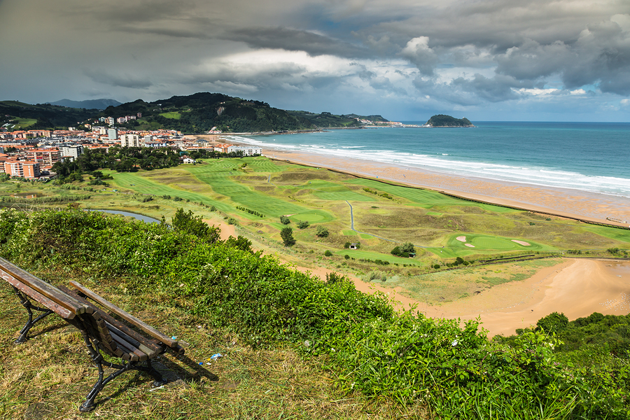 En la Playa Zarautz se puede practicar triatlón en un paisaje precioso.