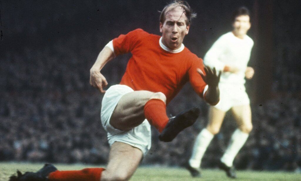 El inglés Bobby Charlton en acción.
