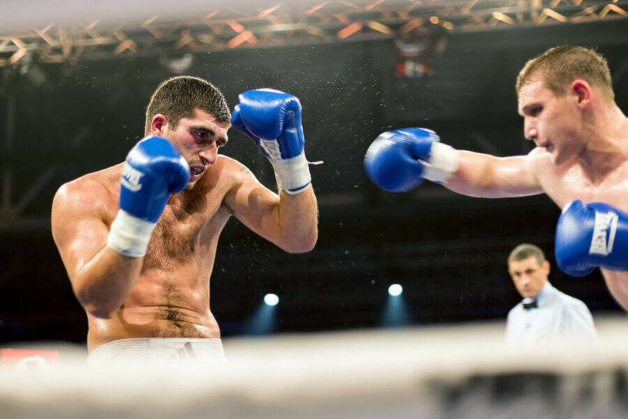 Boxeadores que se enfrentan en una pelea.