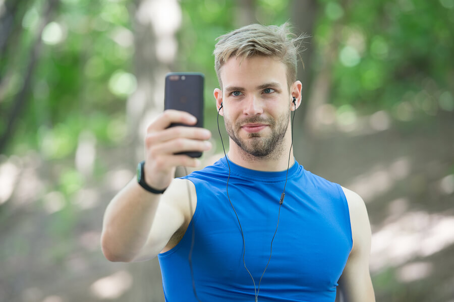 Deportista profesional se toma una selfie.