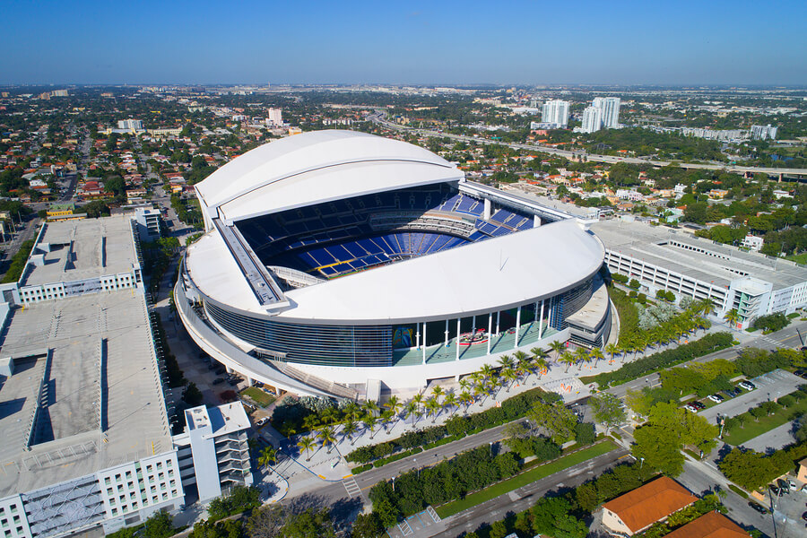Vista aérea del Marlins Park, uno de los estadios de béisbol más impresionantes.