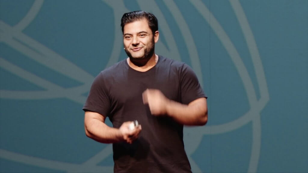 Patrik Baboumian brindando una conferencia.