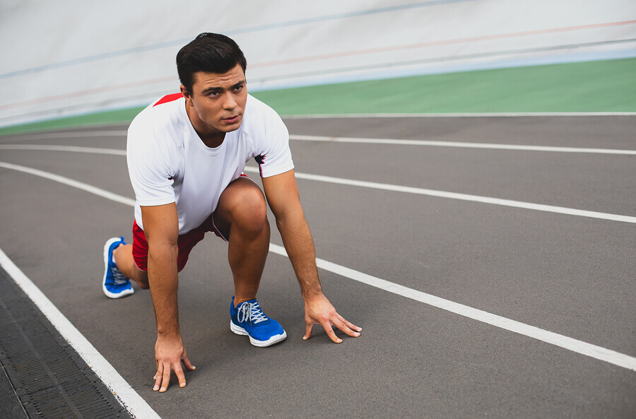 Un atleta puede lograr un contrato de patrocinio para costear sus gastos de entrenamiento.