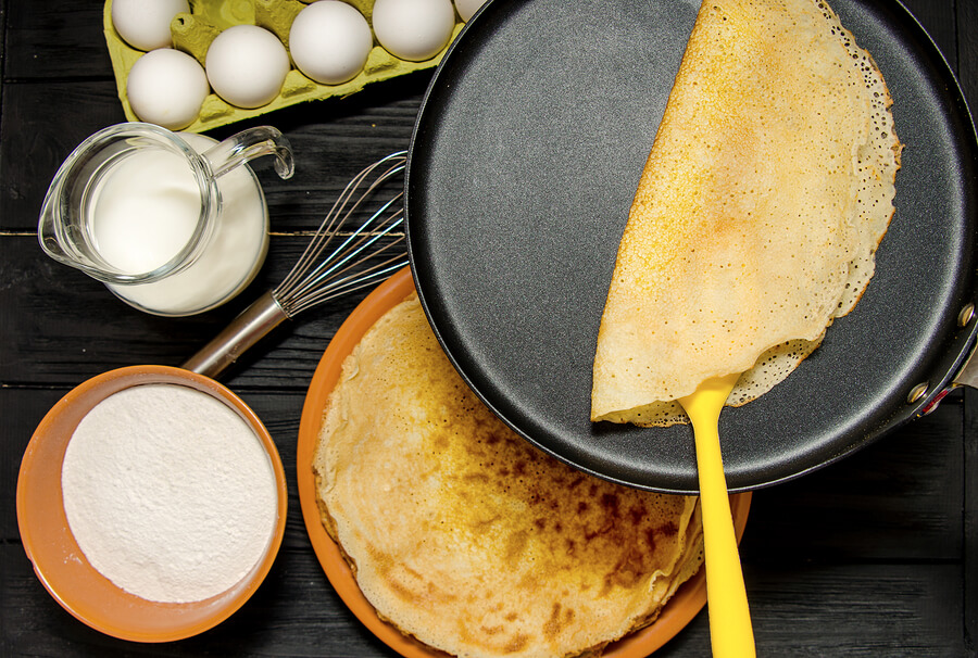 Preparación de crepe como entrante navideño.