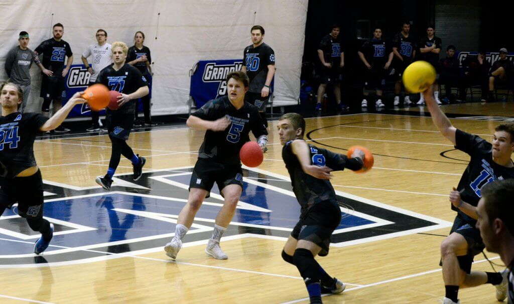 Equipo en una partida de dodgeball.