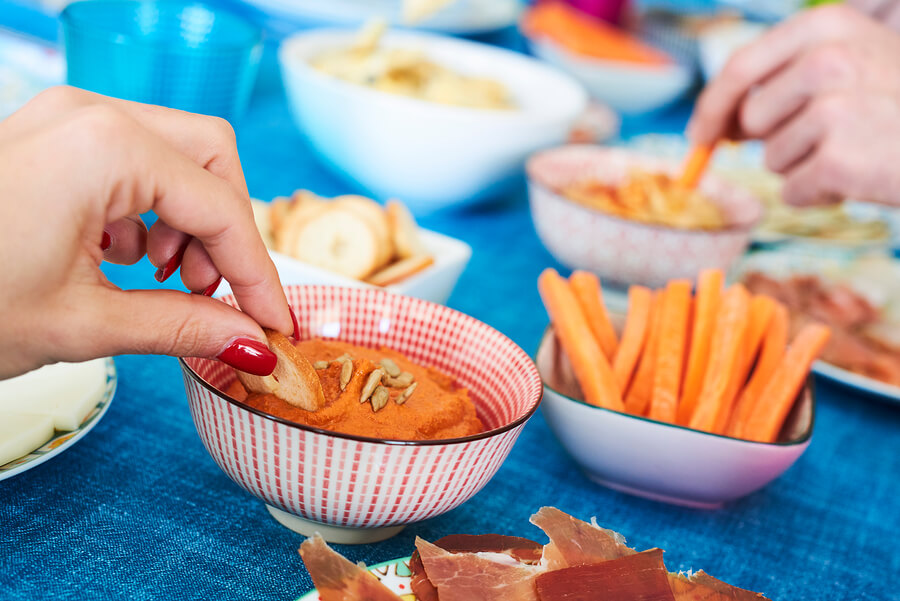 La muhammara es un paté vegetal de pimientos y nueces.