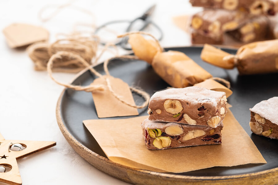Como postre para la Navidad, se puede preparar un rico turrón casero.