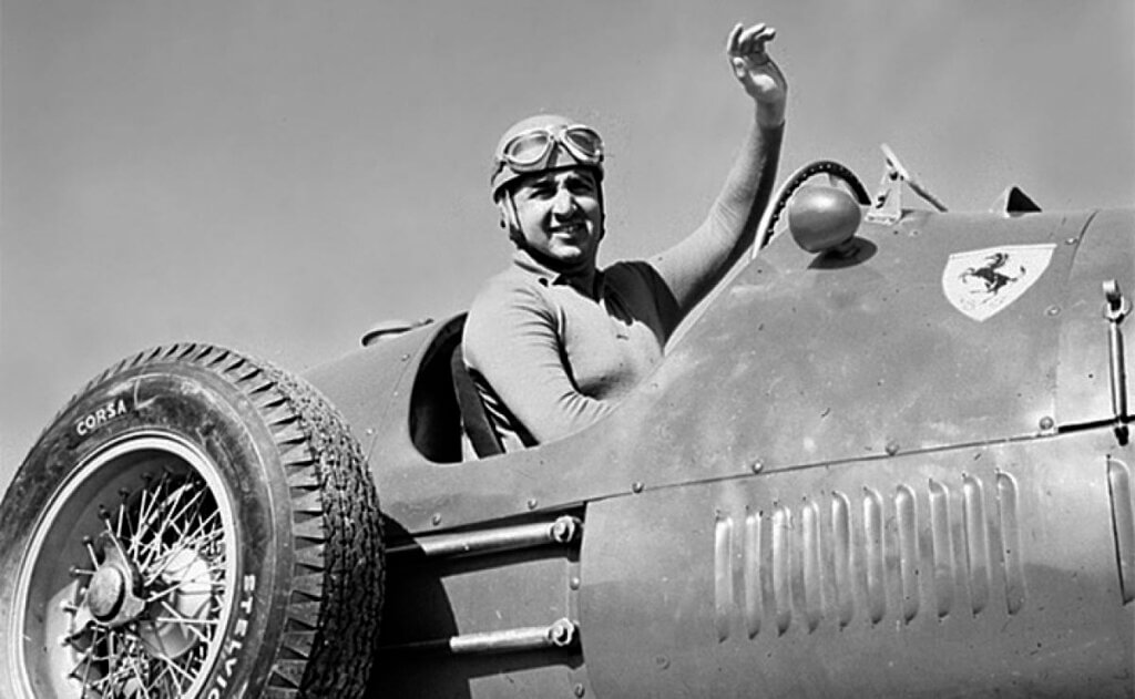 Alberto Ascari a bordo de su Ferrari.