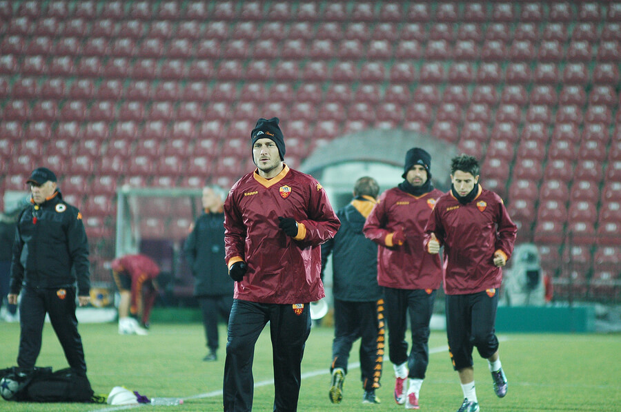 Francesco Totti a punto de jugar un partido para la Roma.