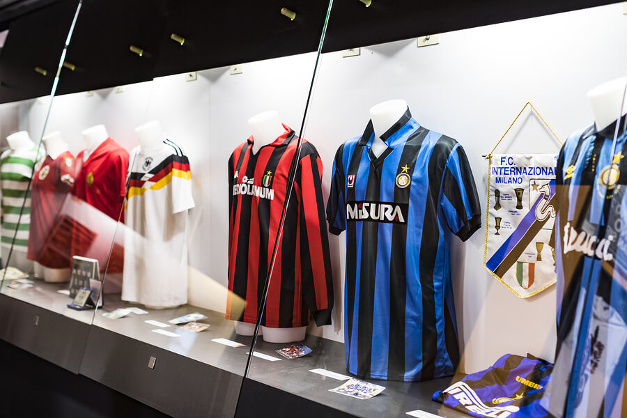 La rivalidad Inter - Milan representada por las camisetas de ambos clubes.