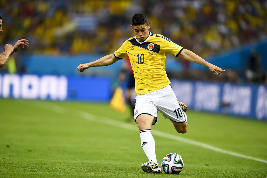 James Rodríguez jugando para la selección nacional de Colombia.