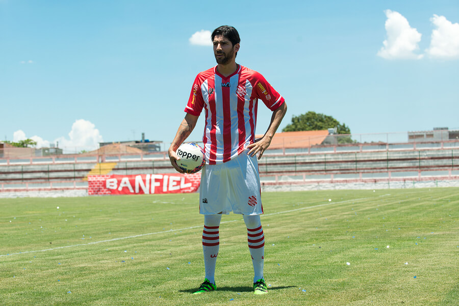 Futbolistas que han jugado en más equipos