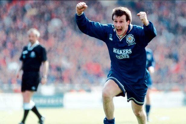 Steve Claridge defendiendo los colores del Leicester City.